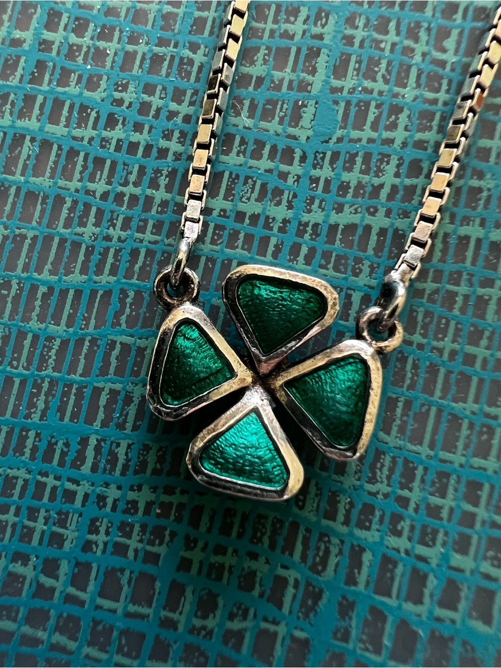 Lucky Charm four-leaf clover silver pendant necklace choker with green enamel